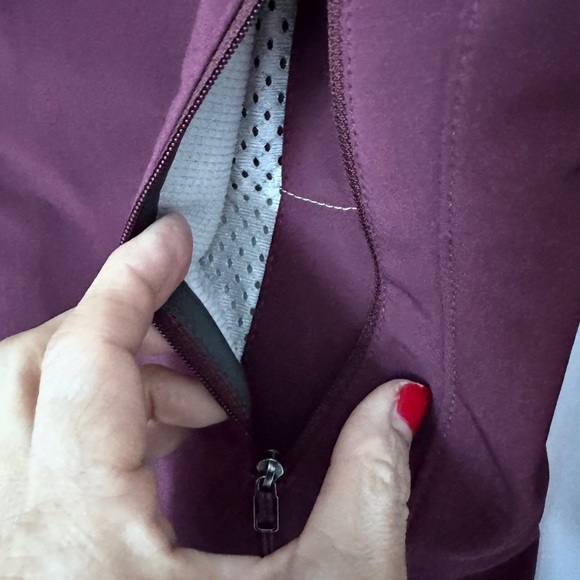 💜PATAGONIA Women's Jacket in Burgundy - Picture 4 of 5